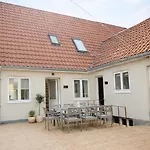 Nest Boutique Free Parking & 5 Min To Center Hotel